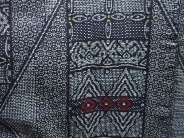 アンティーク　幾何学模様織出し本場正藍泥染大島紬着物（割り込み絣）